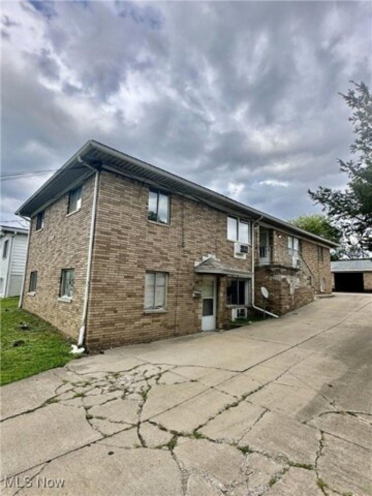 7 bedrooms House in Akron, USA No. 384932