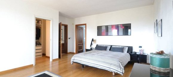 4 bedrooms Villa in Casier, Italy No. 128072 13