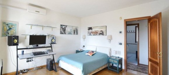 4 bedrooms Villa in Casier, Italy No. 128072 11