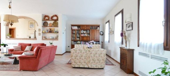 4 bedrooms Villa in Casier, Italy No. 128072 6