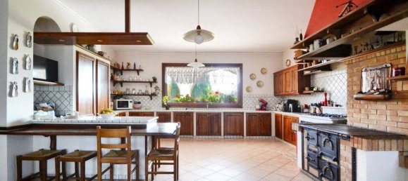 4 bedrooms Villa in Casier, Italy No. 128072 9