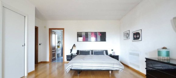 4 bedrooms Villa in Casier, Italy No. 128072 14