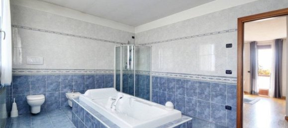 4 bedrooms Villa in Casier, Italy No. 128072 12