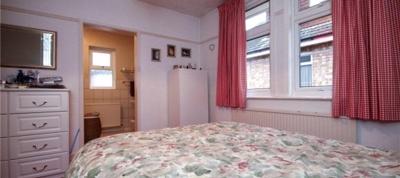 3 bedrooms Bungalow in Egham, United Kingdom No. 8632 12