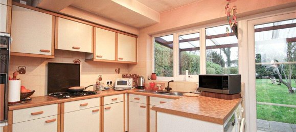 3 bedrooms Bungalow in Egham, United Kingdom No. 8632 3