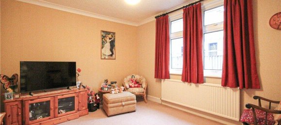 3 bedrooms Bungalow in Egham, United Kingdom No. 8632 6