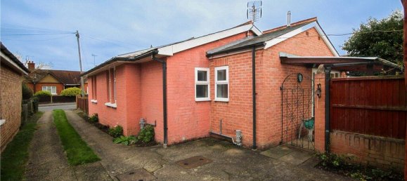 3 bedrooms Bungalow in Egham, United Kingdom No. 8632 18