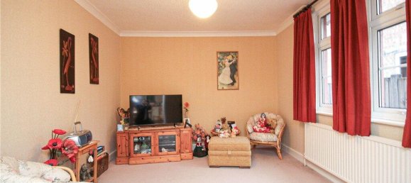 3 bedrooms Bungalow in Egham, United Kingdom No. 8632 2