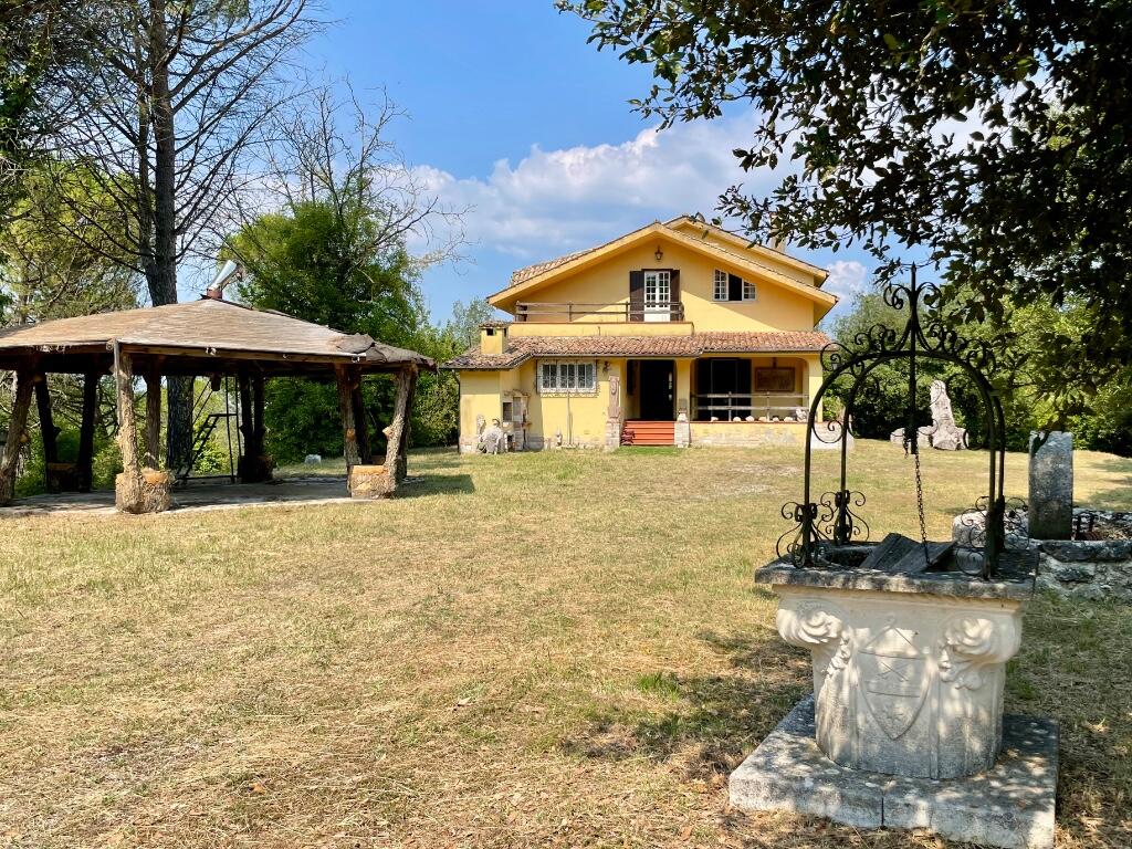 4 bedrooms Villa in Arpino, Italy No. 381078