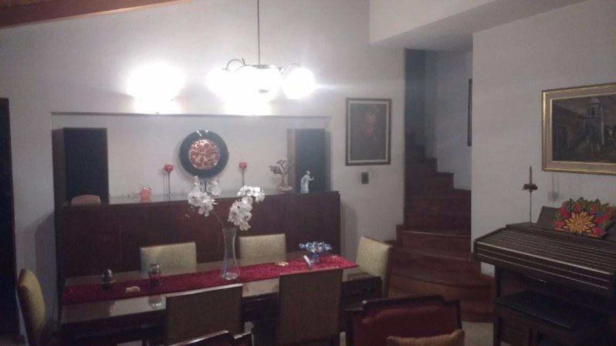 Casa de 4 dormitorios en Córdoba, Argentina No. 9268