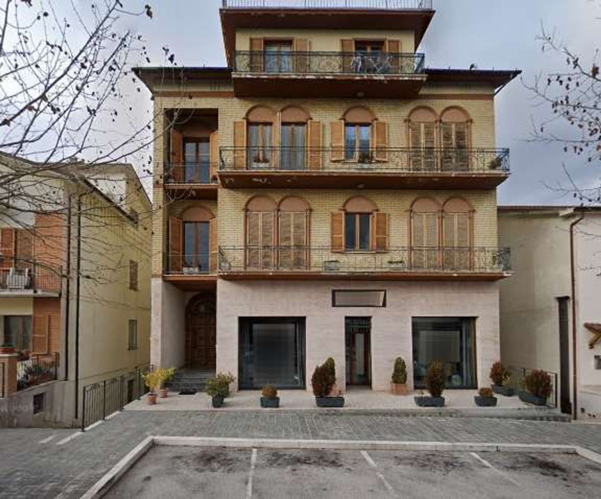 572m² Commercial property in Rapagnano, Italy No. 378117