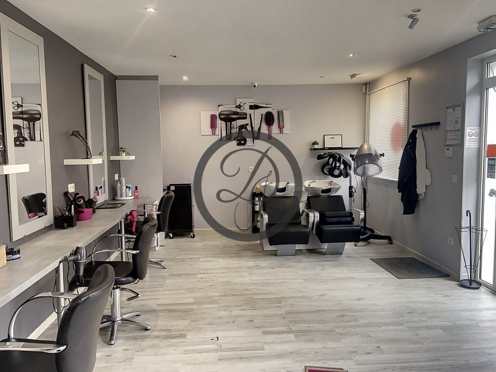 30m² Commercial property in Breteuil, France No. 234942