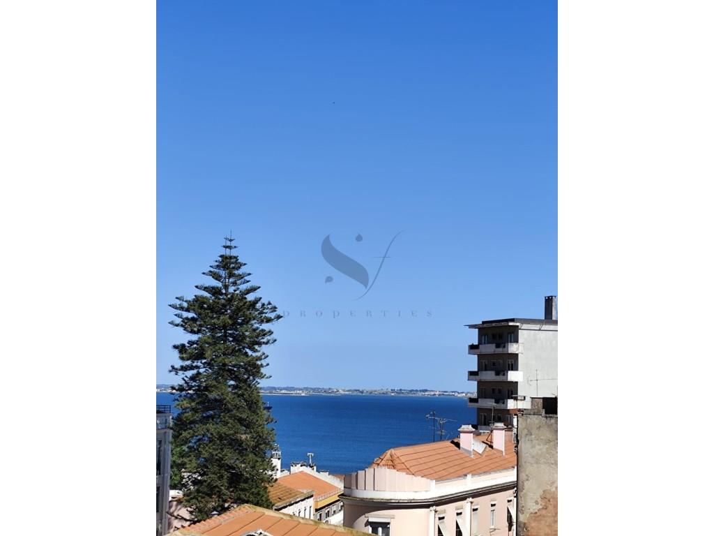 2 bedrooms Apartment in Lisbon, Portugal No. 163031