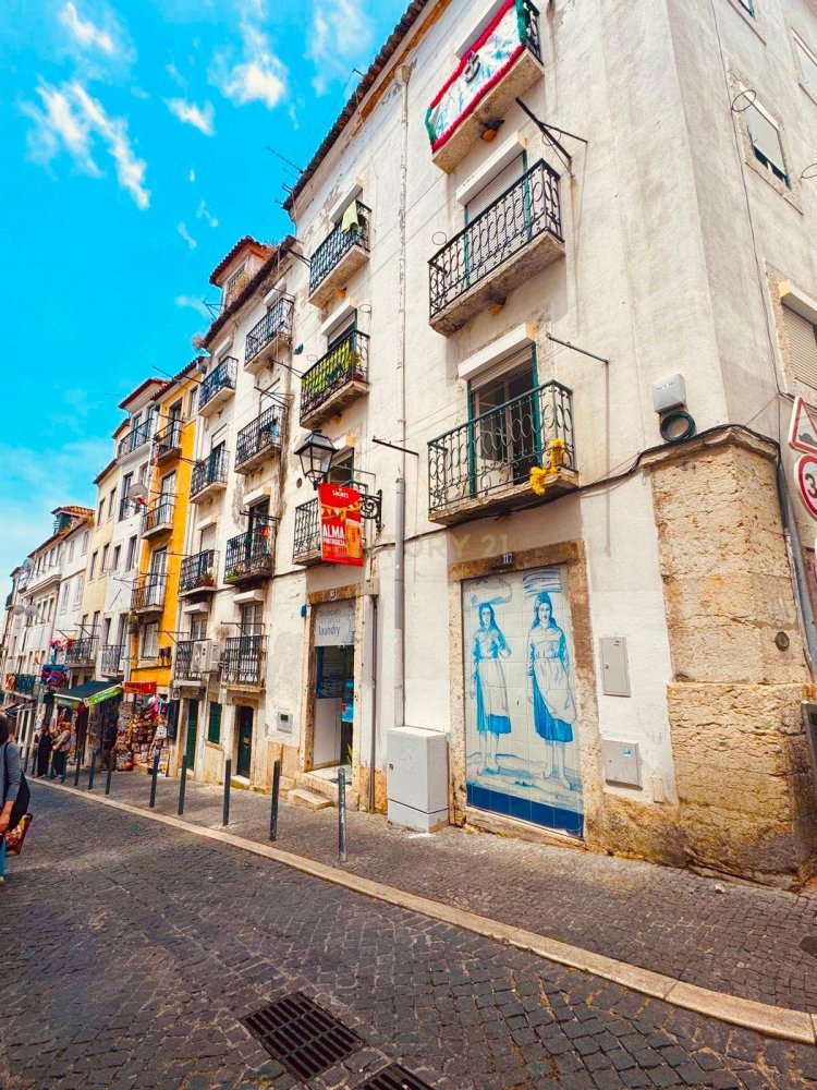 355m² Building in Lisbon, Portugal No. 197567