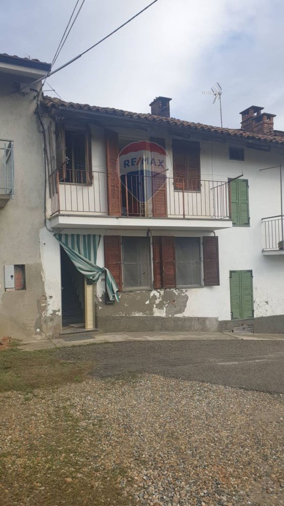 5 rooms House in Camerano Casasco, Italy No. 63200