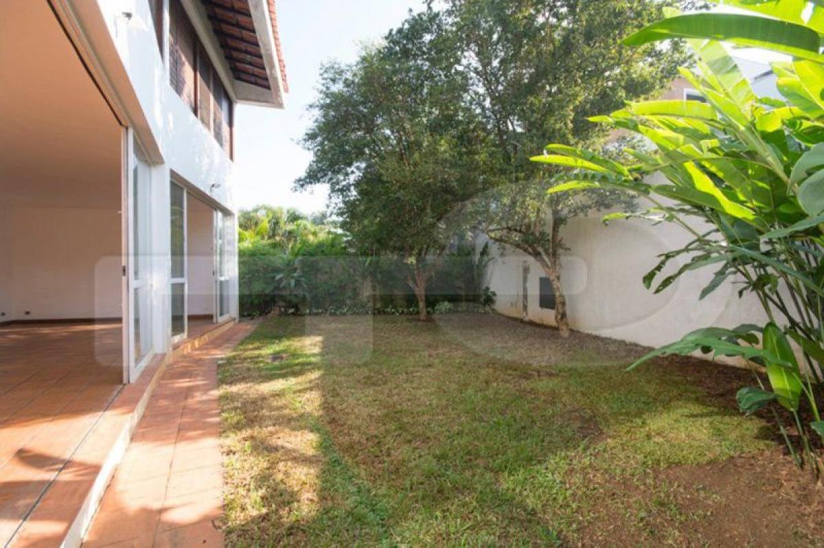 Casa de 4 dormitorios en Sao Paulo, Brazil No. 443646