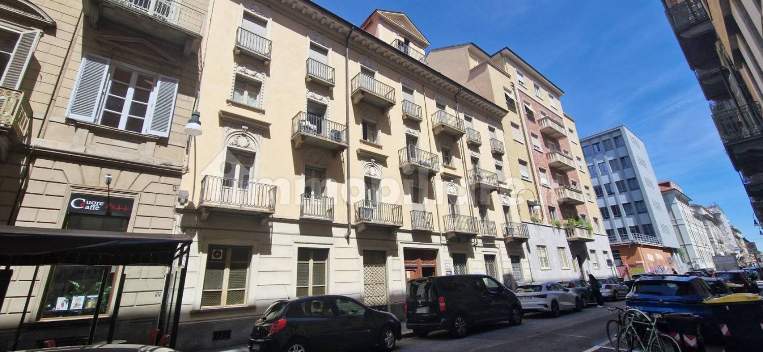 5 rooms Building in Turin, Italy No. 308398