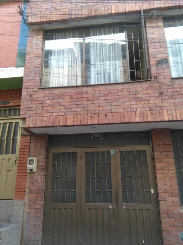 Casa de 4 dormitorios en Bogotá, Colombia No. 13704