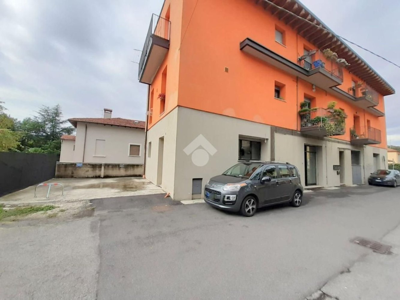  عقار تجاري في Brescia, Italy 85متر مربع رقم 392698