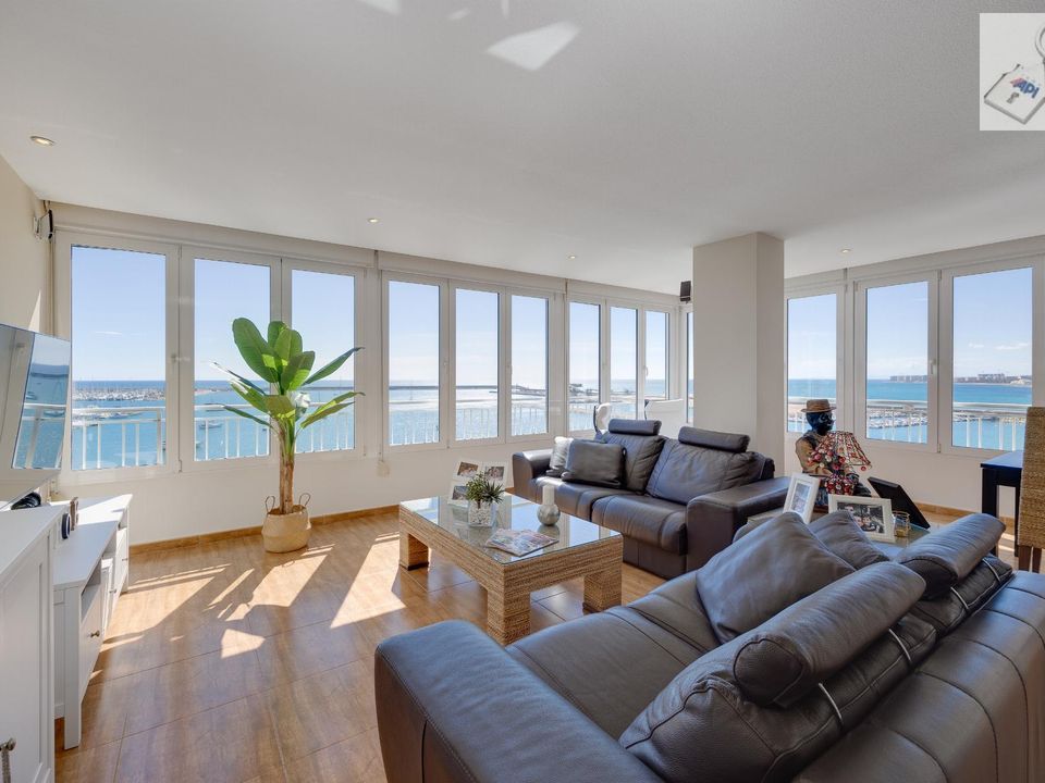 Apartamento de 3 dormitorios en Torrevieja, Spain No. 194929