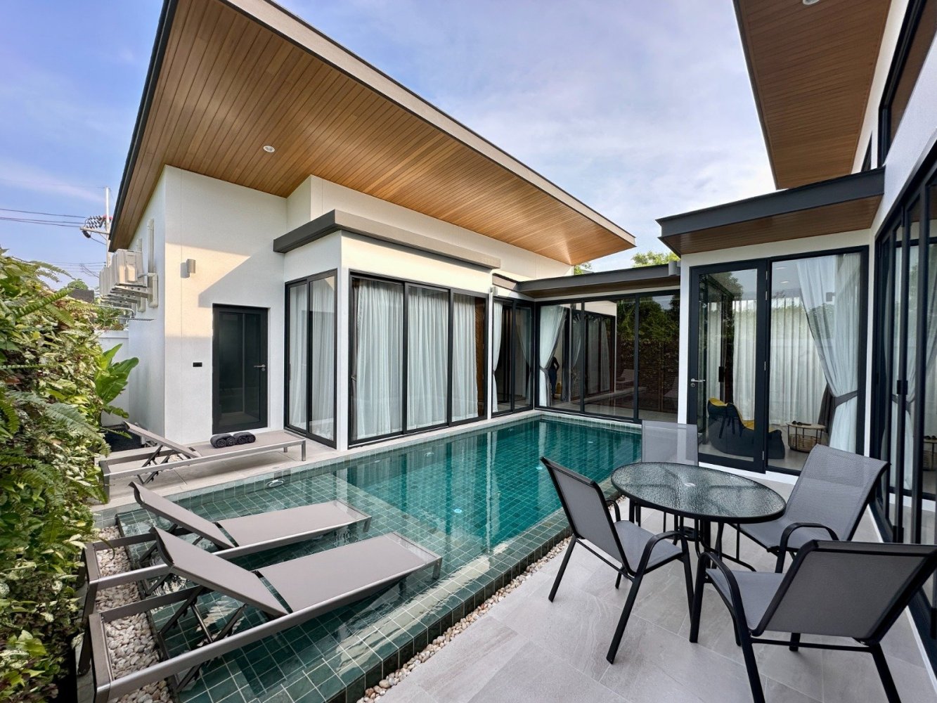 Villa de 3 dormitorios en Bang Tao, Thailand No. 8640