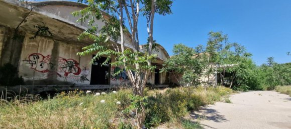 12 rooms Building in Foggia, Italy No. 148664 6