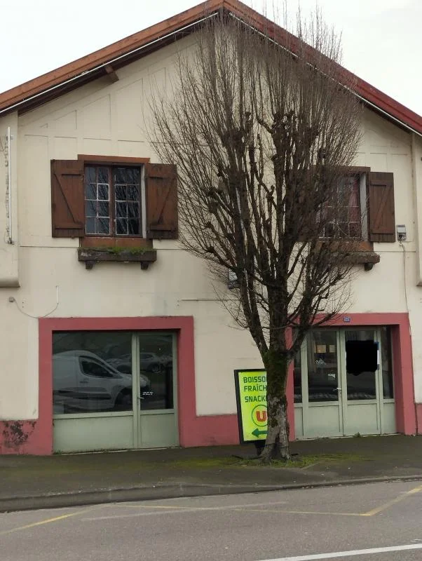 300m² Commercial property in Mont-de-Marsan, France No. 352755