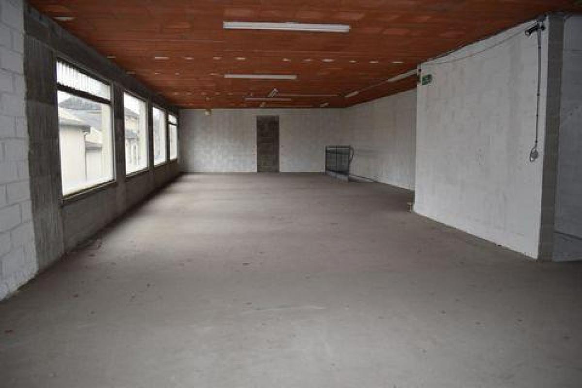 250m² Office in Airvault, France No. 19098
