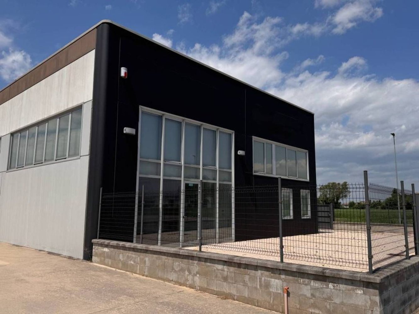 Склад 390м² в Кастеллуккьо, Италия № 266741