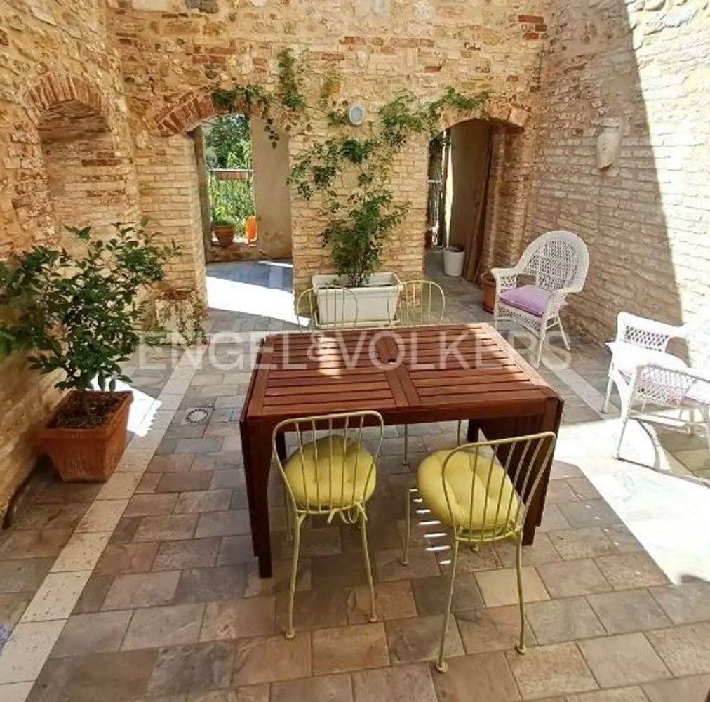 Дом с 10 комнатами в Анкона, Италия № 104698