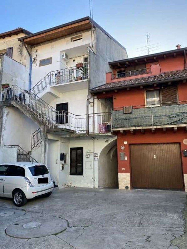 3-salle Appartement à Brembate, Italy No. 181116
