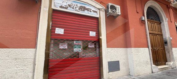 Коммерческая недвижимость с 1 комнатой в Бари, Италия № 21407 9