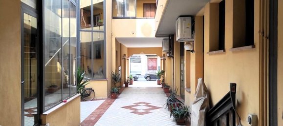 55m² Commercial property in Forlì, Italy No. 115027 2
