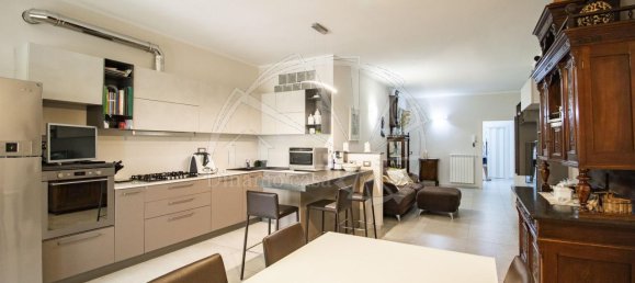 5 rooms Apartment in Prato, Italy No. 119690 2