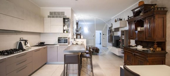 5 rooms Apartment in Prato, Italy No. 119690 5