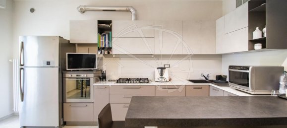 5 rooms Apartment in Prato, Italy No. 119690 4