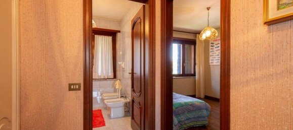 5 bedrooms Villa in Rivoli, Italy No. 334972 2
