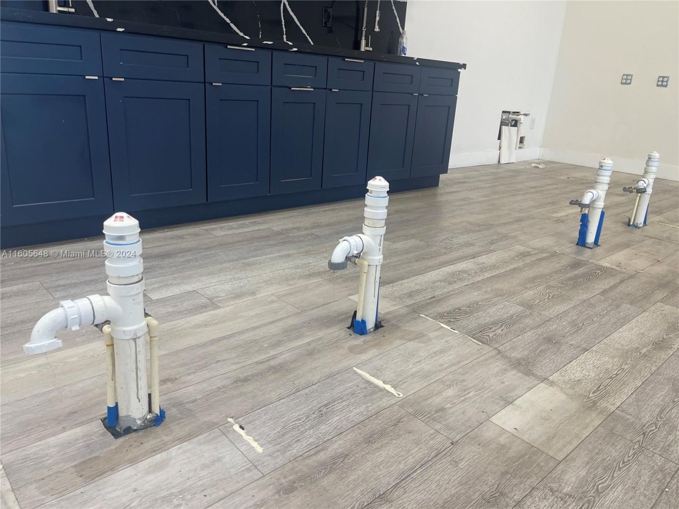 Shop for rent in Miami, Miami-Dade, Florida, USA № 614018