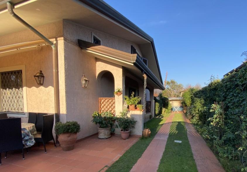 5 bedrooms Villa in Forte dei Marmi, Italy No. 192208