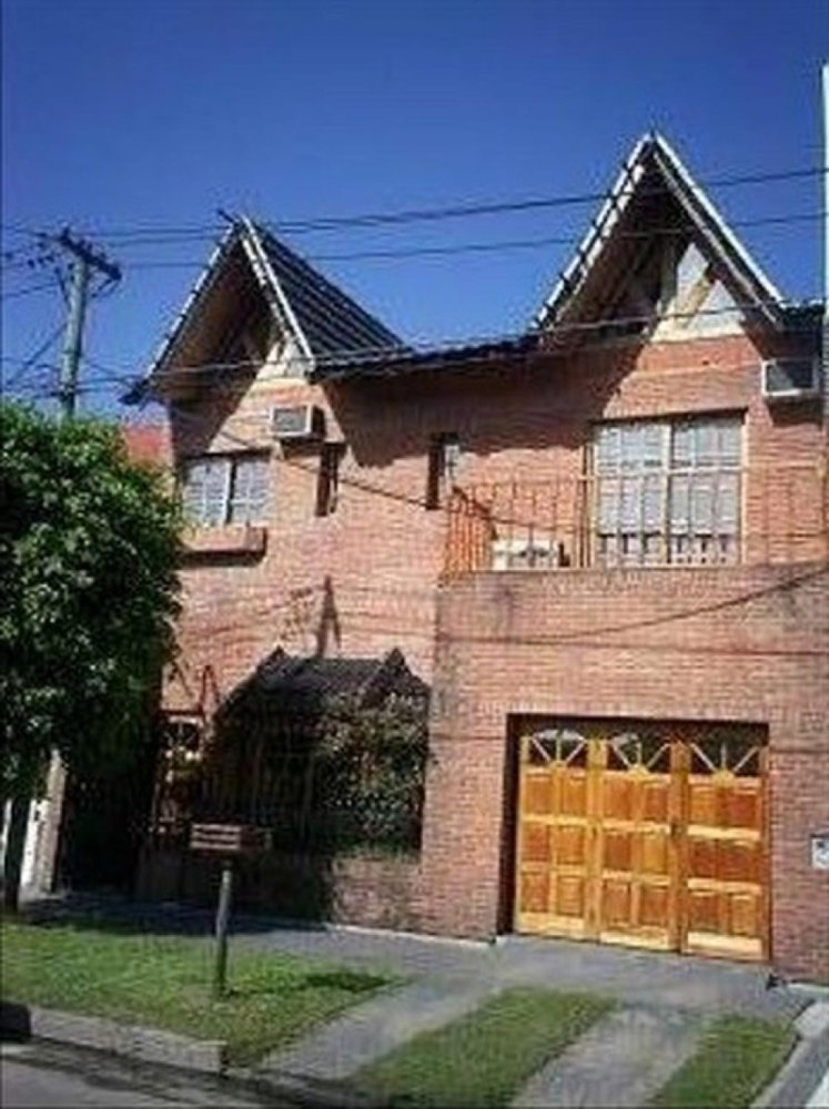 5 bedrooms House in Lanus, Argentina No. 57635