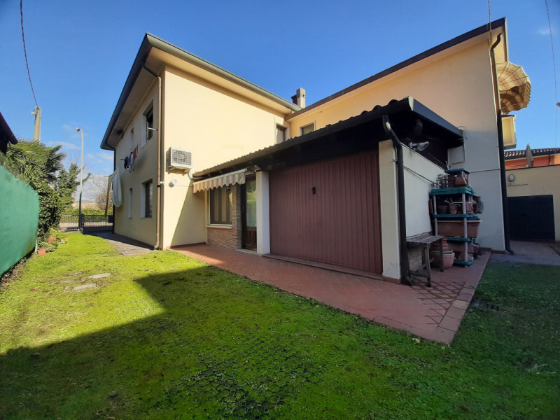Apartamento de 3 habitaciónes en Mira, Italy No. 80214
