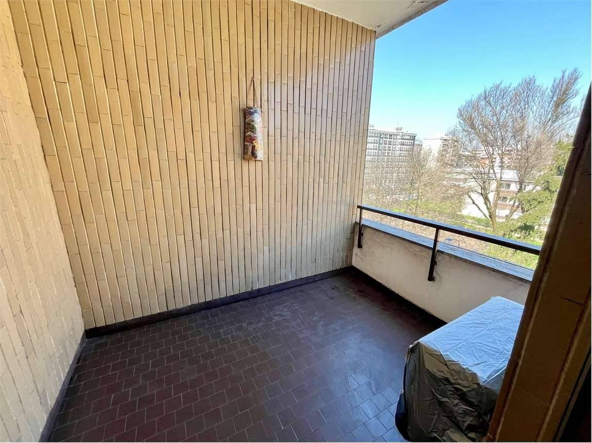 3 rooms Apartment in Milan, Italy No. 242328