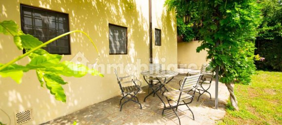 2 bedrooms Apartment in Florence, Italy No. 193171 3