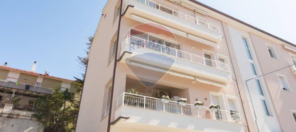 3 rooms Apartment in Sirolo, Italy No. 7621 2