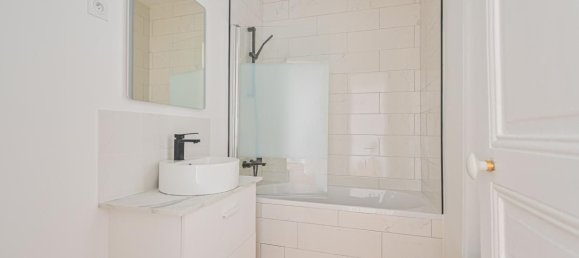 2 bedrooms Apartment in Paris, France No. 170129 6