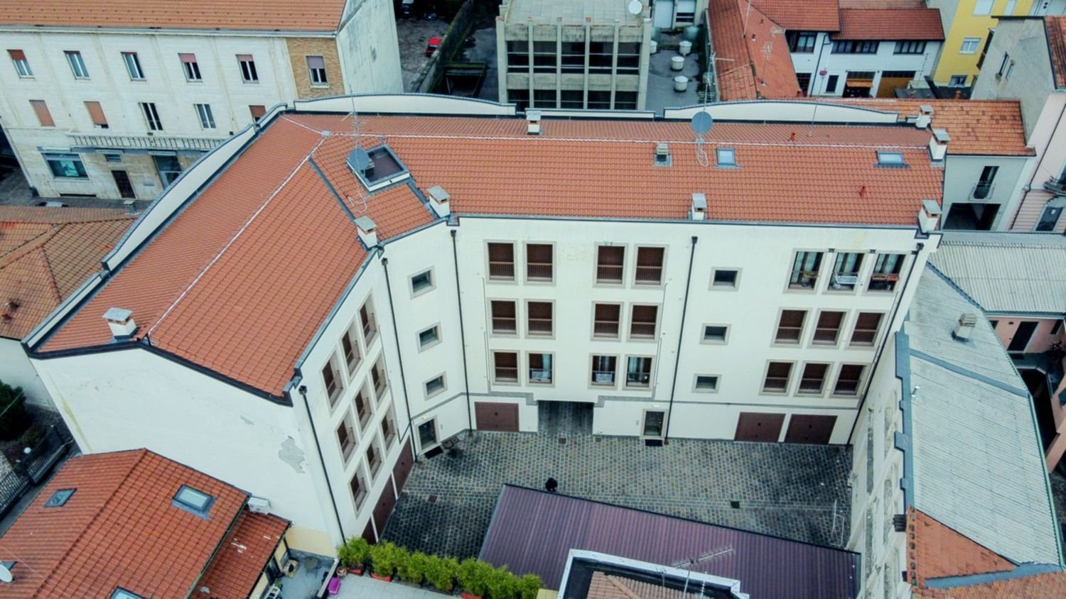 3-salle Appartement à Cesano Maderno, Italy No. 51402