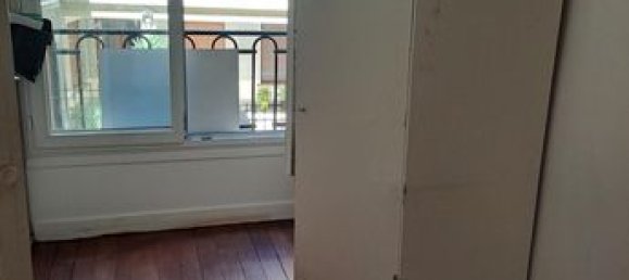 Studio in Paris, France No. 313992 4