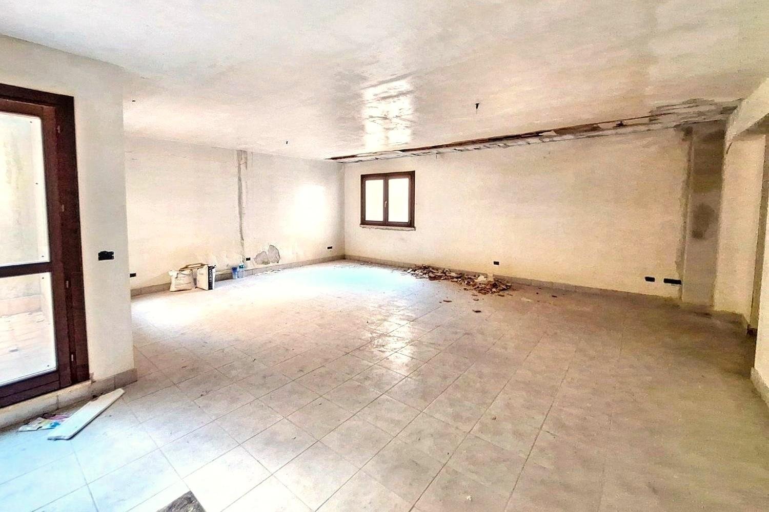 1غرفة مستودع في Carini, Italy رقم 332414