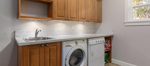 5 bedrooms House in British Columbia, Canada No. 197 10