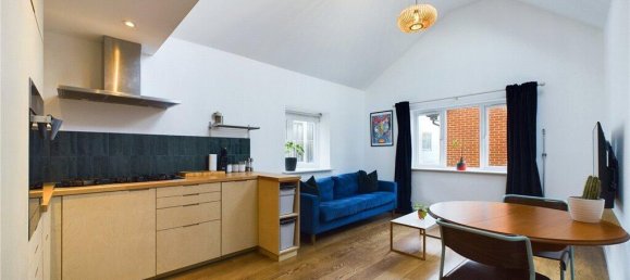 1 bedroom House in London, United Kingdom No. 7686 8